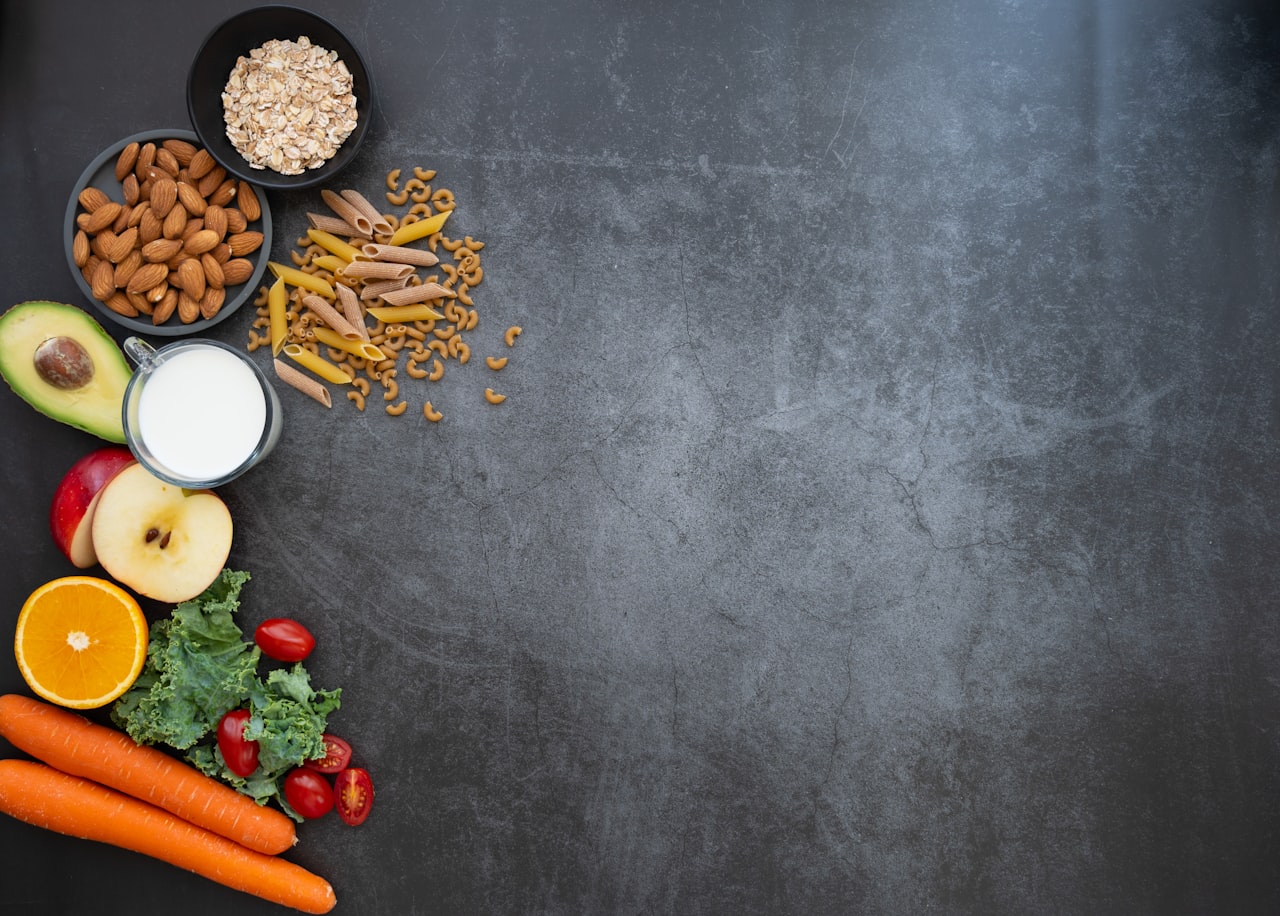 Aliments riches en magnésium : amandes, avocat, flocons d'avoine et légumes verts sur fond sombre