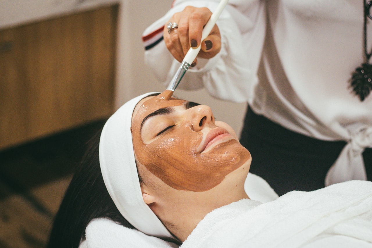 Routine de soin visage à 50 ans : les gestes essentiels pour une peau éclatante