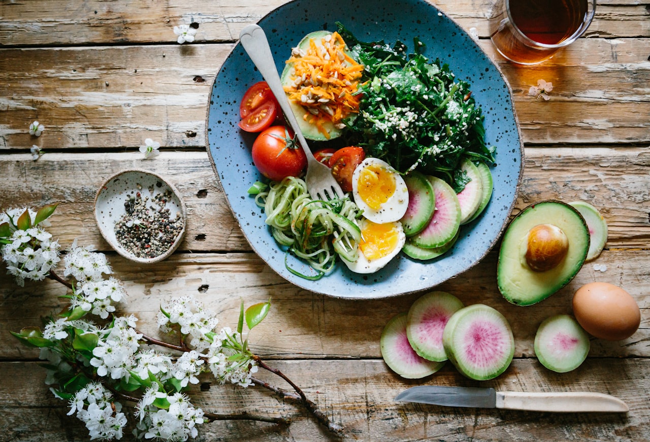 Aliments anti cholestérol dans une assiette saine et colorée