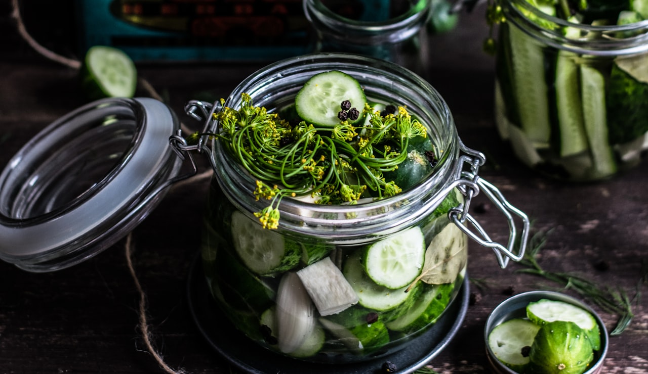 Aliments fermentés en bocal : légumes lacto-fermentés riches en probiotiques pour le microbiote