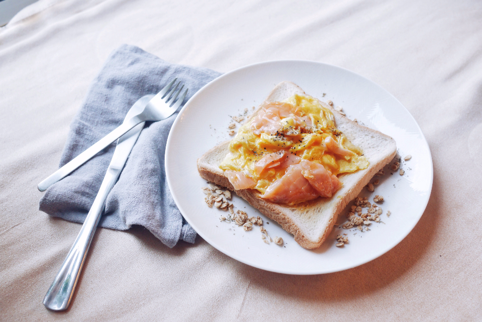 Assiette de saumon et oeufs brouilles, aliments riches en vitamine B12 pour eviter une carence