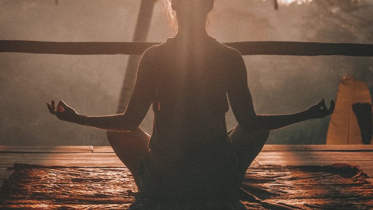 Carence en vitamine D symptômes chez la femme - femme au soleil