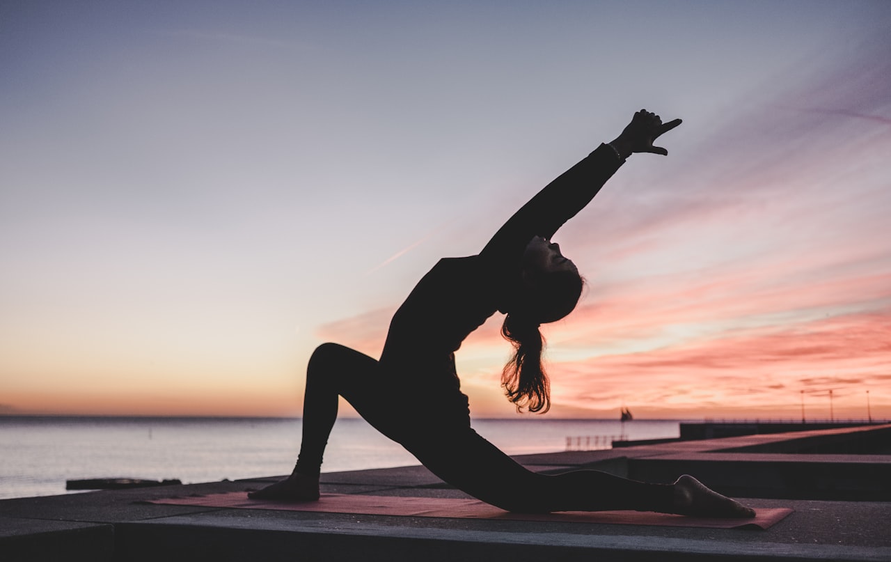 Étirements matin : femme qui s'étire au lever du soleil