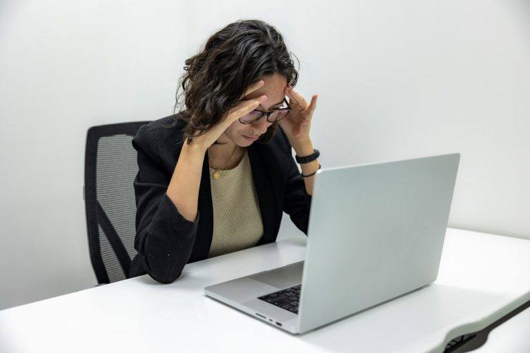 Fatigue chronique chez la femme : causes et solutions pour retrouver son énergie