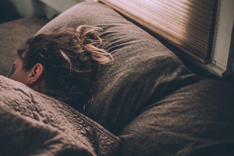 Insomnie solution naturelle : femme éveillée la nuit cherchant le sommeil