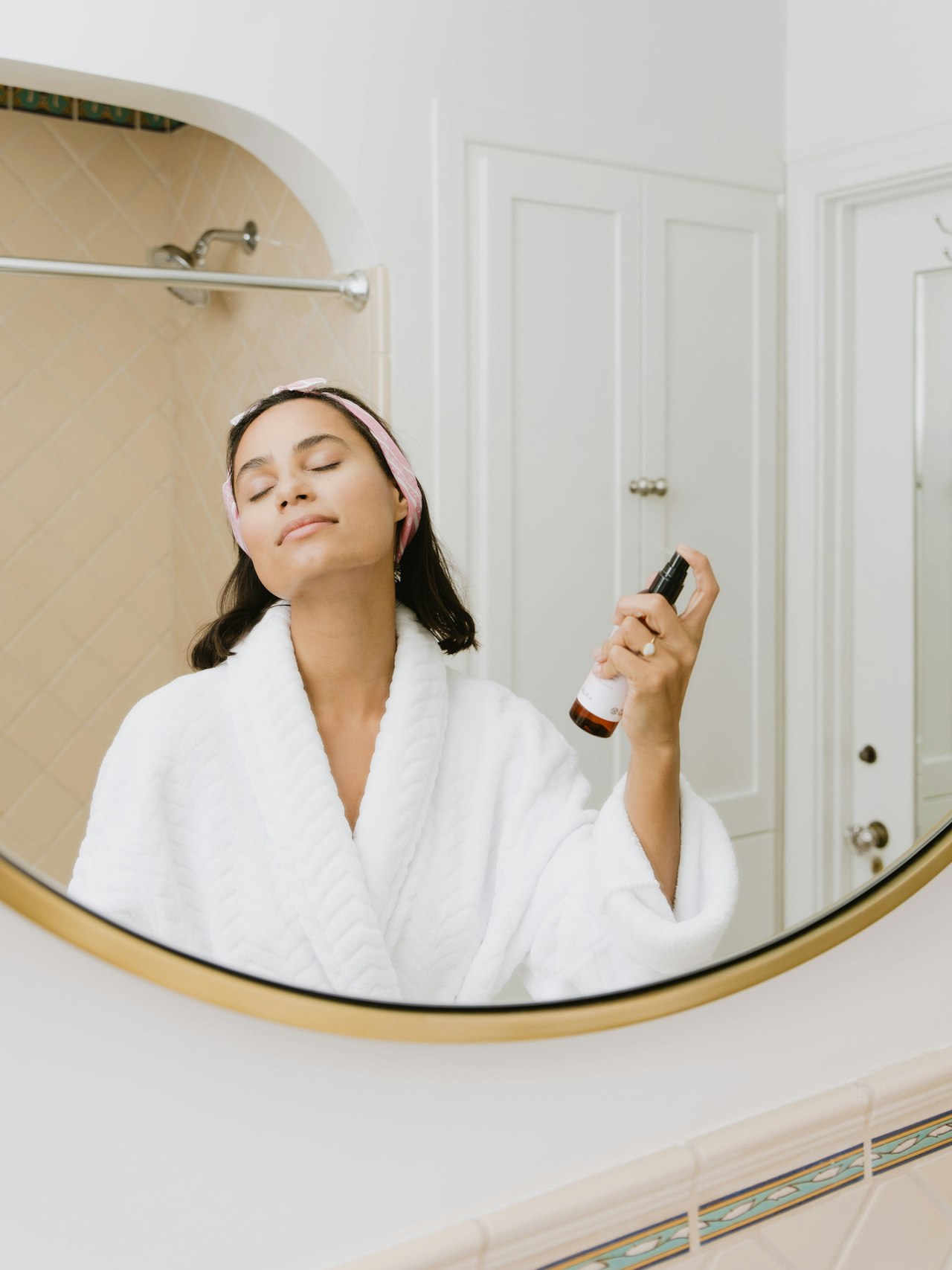 Femme appliquant un spray hydratant sur son visage — peau déshydratée que faire