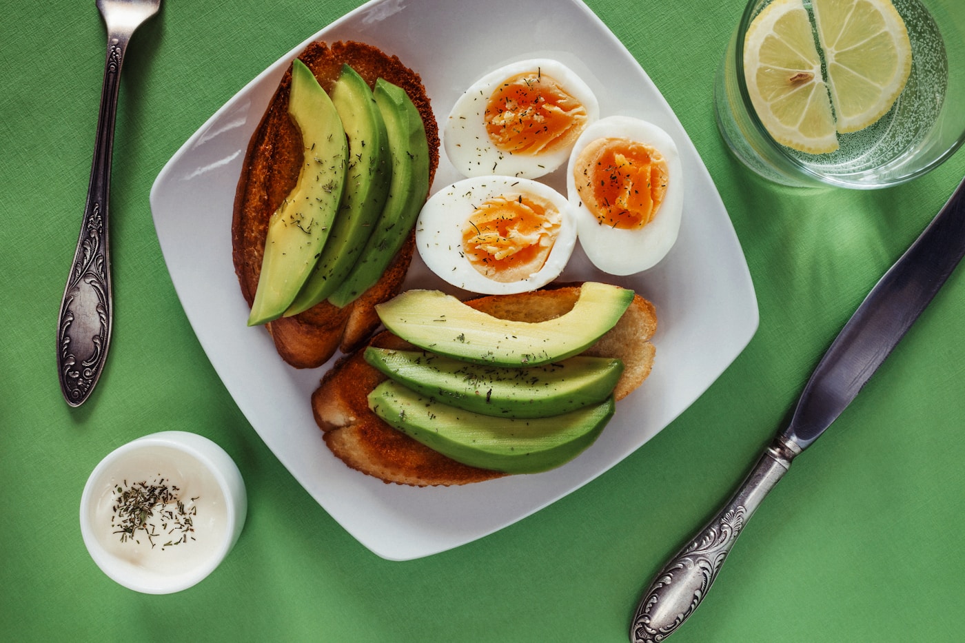 Petit-déjeuner diabétique équilibré : œufs, avocat et pain complet