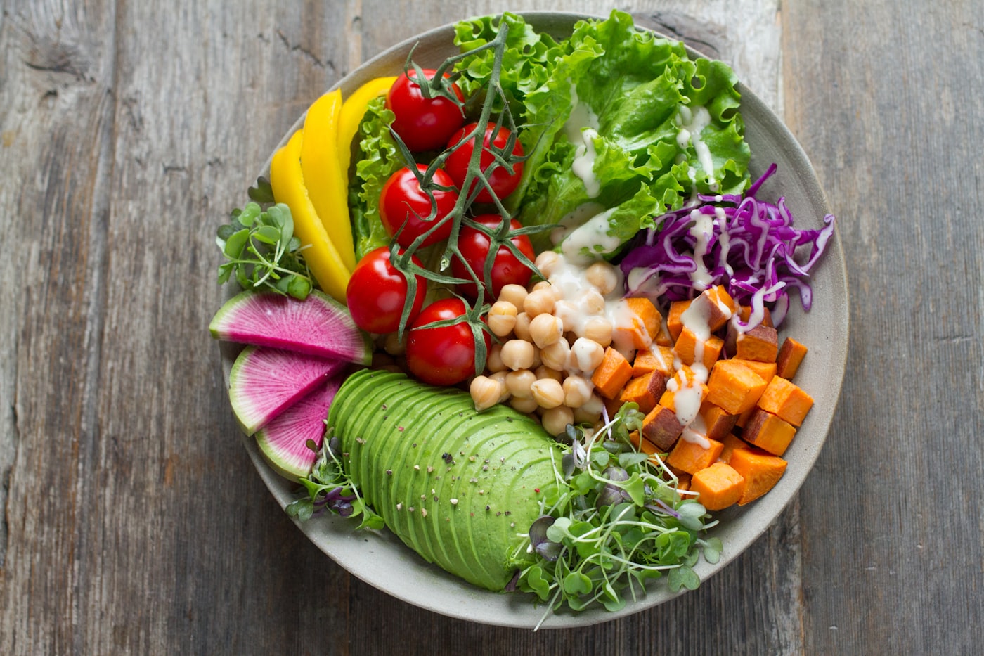 Assiette du régime diabète type 2 : légumes, pois chiches, avocat et patate douce