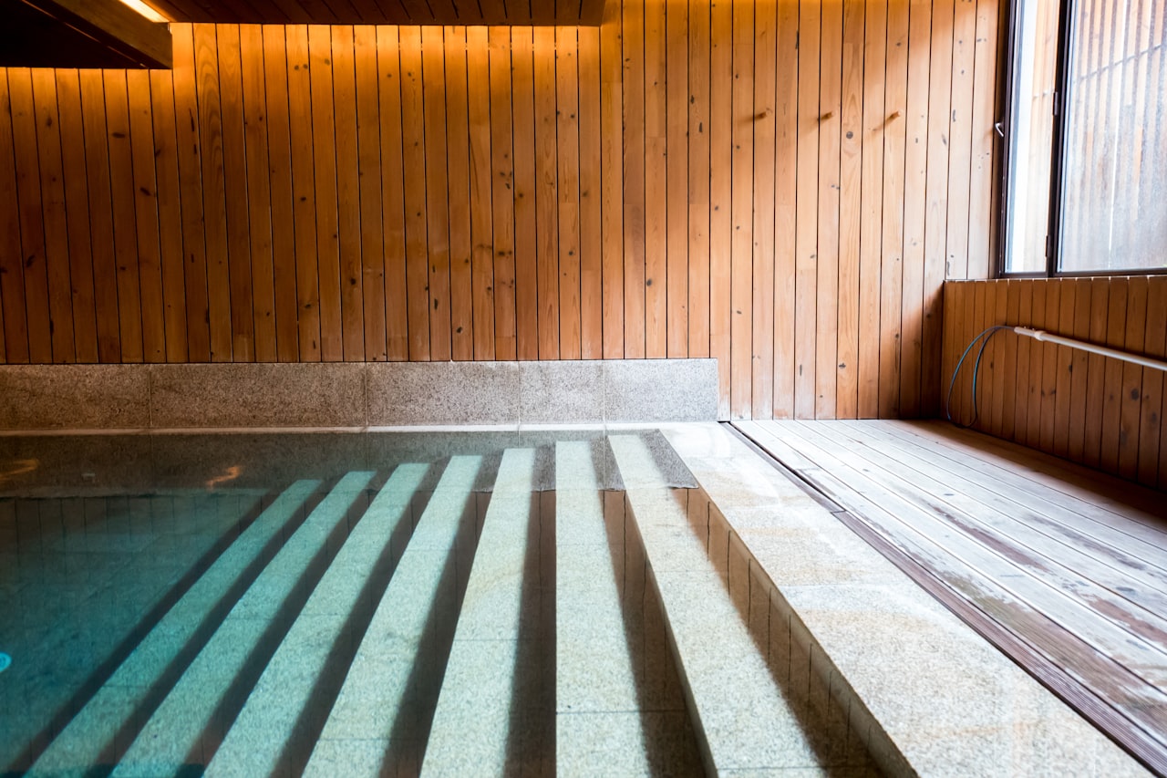 Bassin d'eau chaude d'un spa à Paris habillé de bois pour une séance de détente