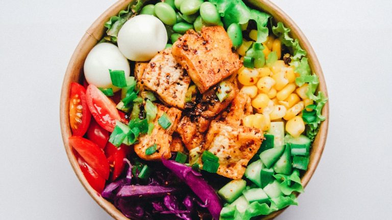 Alimentation ménopause : bol de légumes colorés anti-inflammatoires (crudités, tofu, œufs)