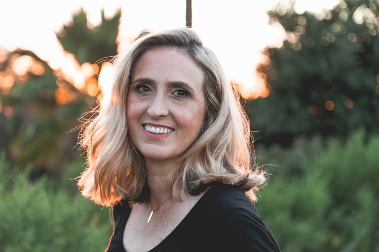 Femme souriante à la peau lumineuse — guide crème hydratante visage après 40 ans
