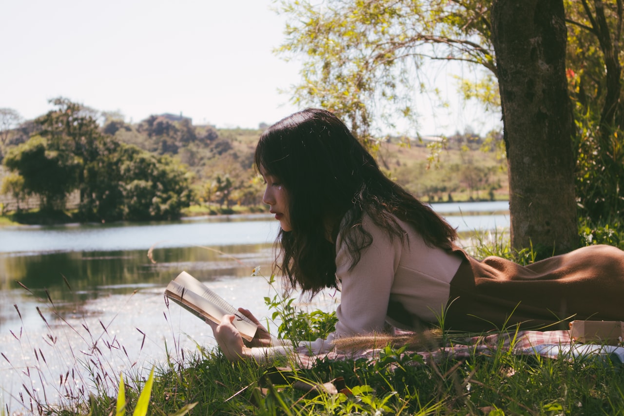 Digital detox : femme lisant un livre dans la nature