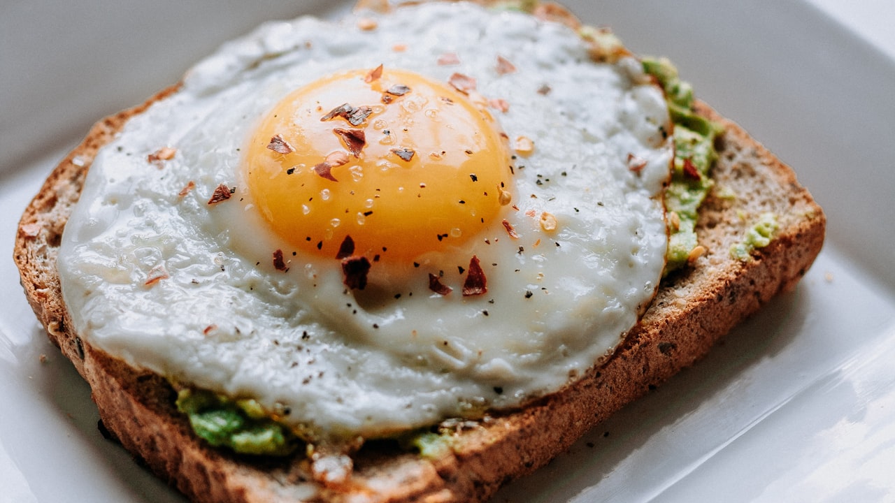 Petit déjeuner protéiné pour mincir : œuf au plat sur toast complet à l'avocat