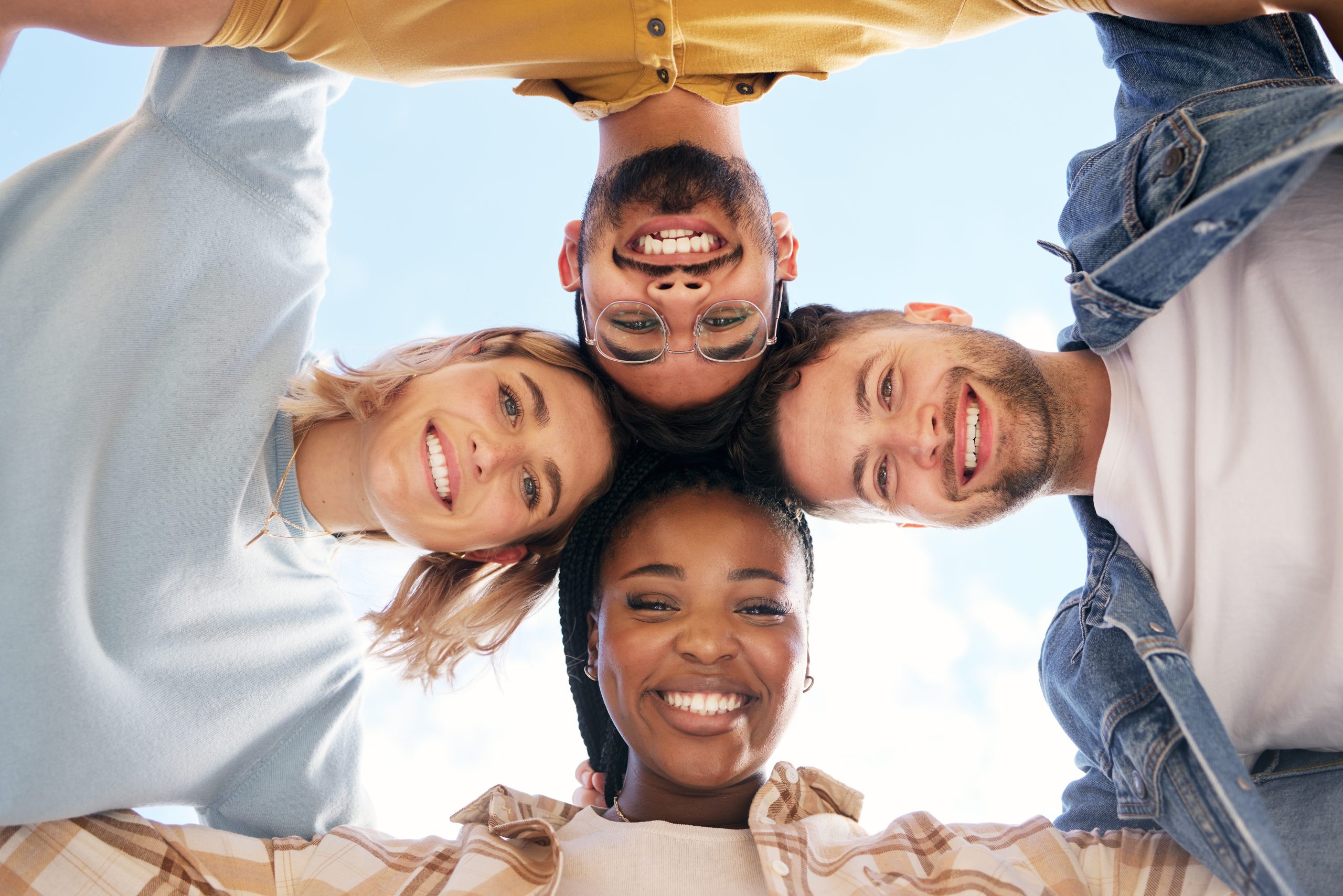Groupe d’amis en cercle, partageant un moment de complicité, symbole de bien-être et bonheur collectif.
