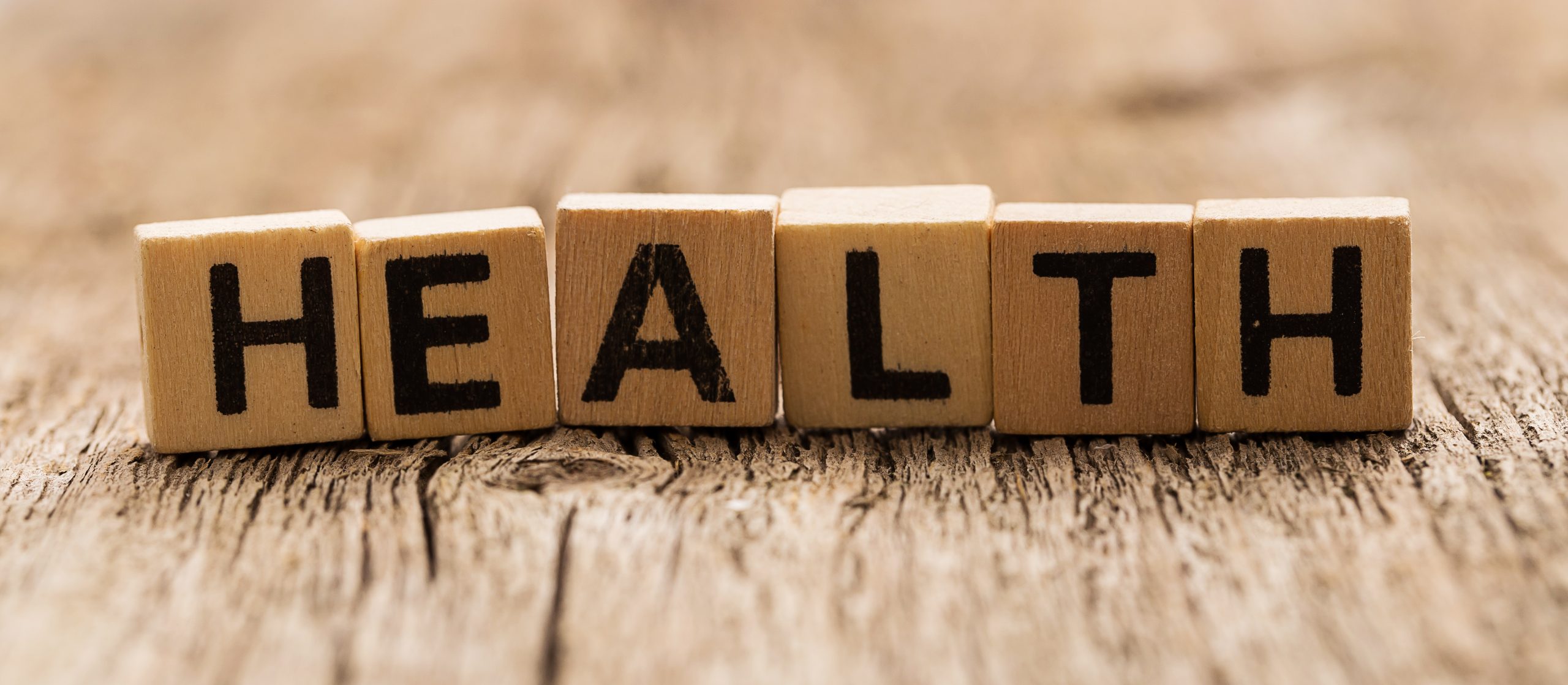 Cubes en bois "HEALTH" symbolisant l’engagement pour un mode de vie sain.