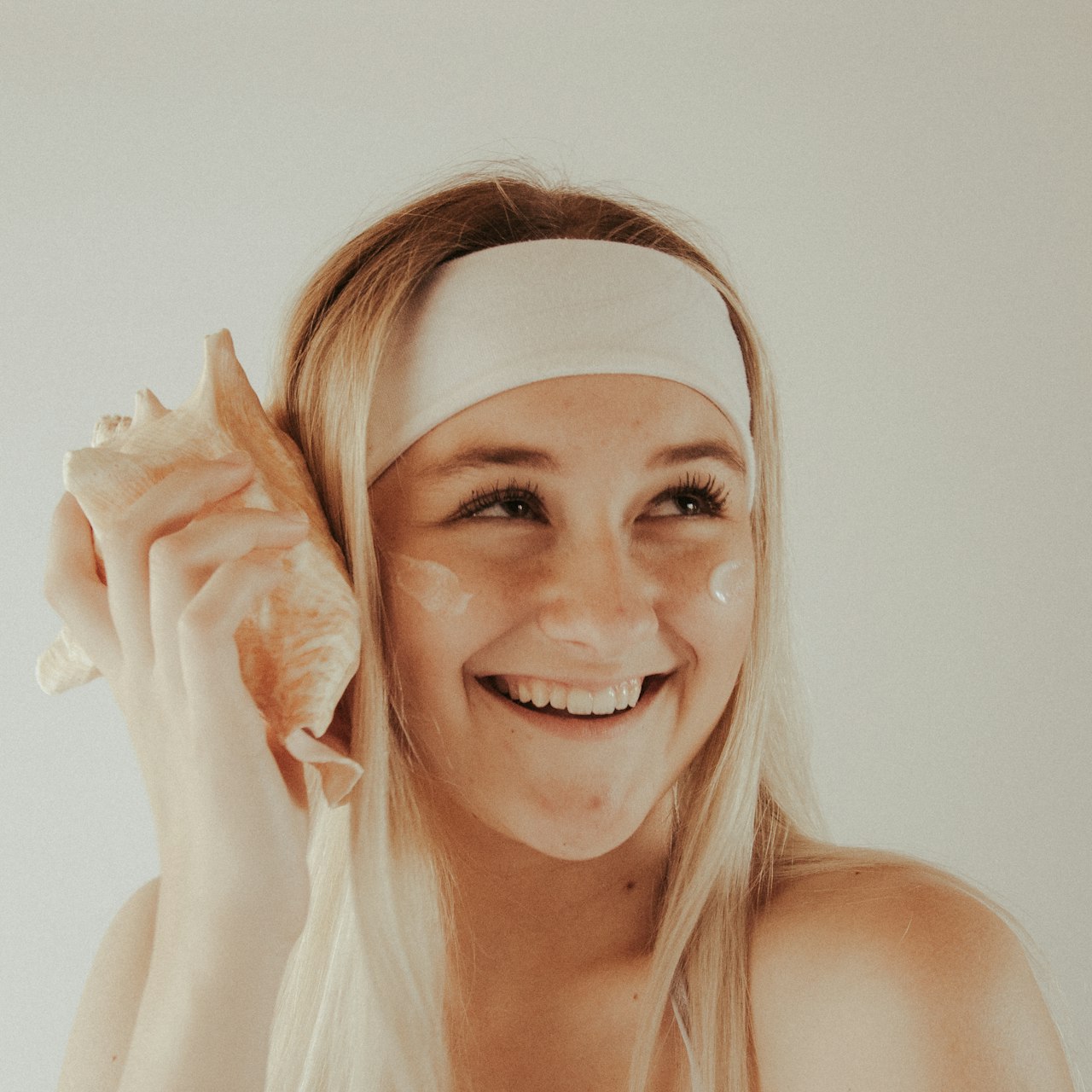 Crème solaire visage : femme appliquant une protection solaire