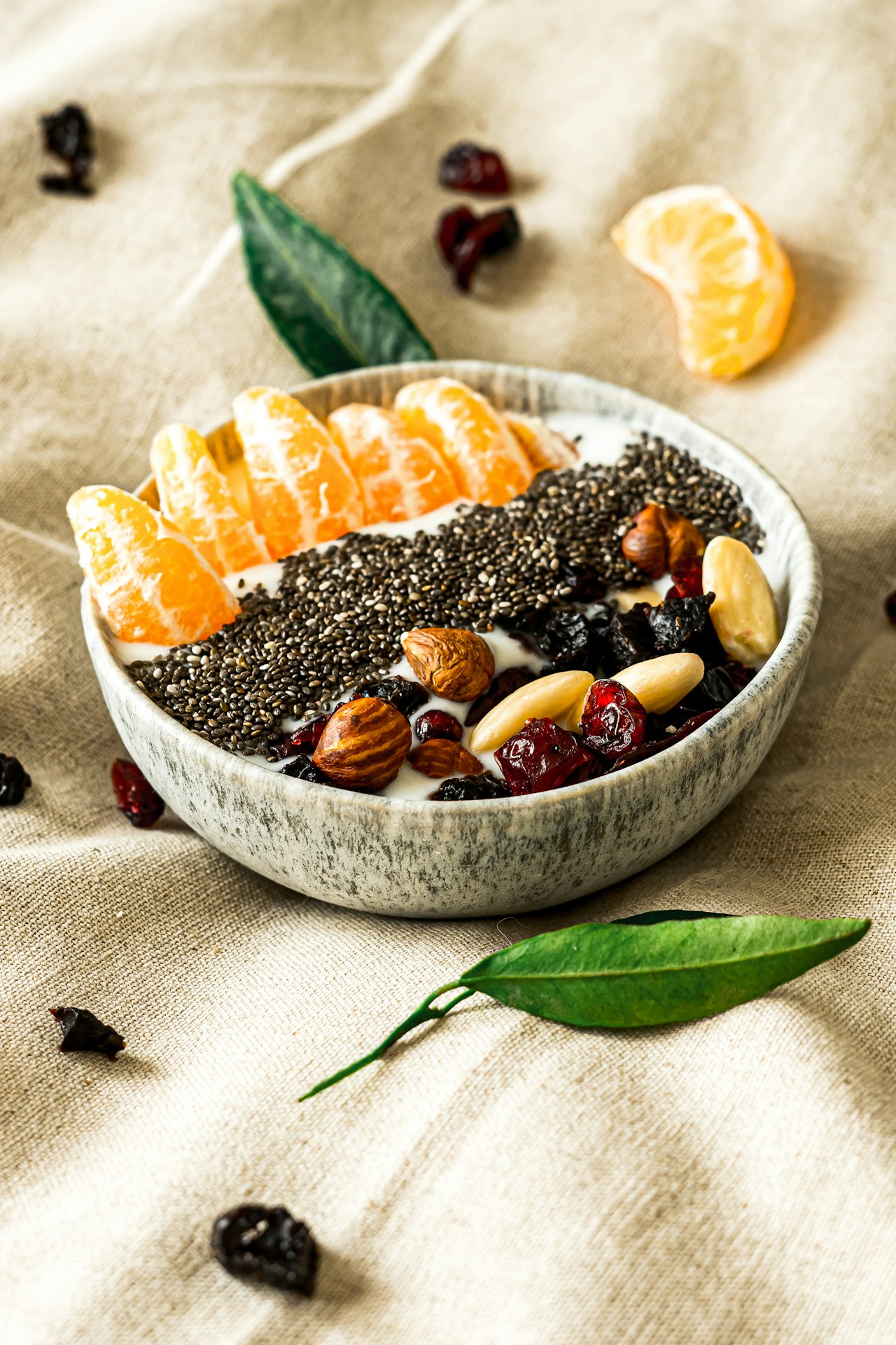 Graines pour maigrir : bol de graines de chia, noisettes et fruits secs