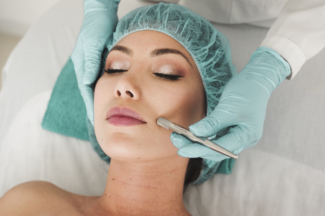 Taches brunes sur le visage : solutions et traitements dermatologiques