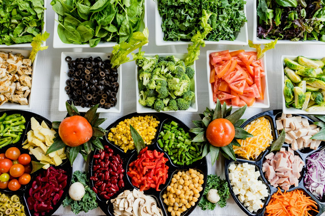 Aliments riches en zinc : variété de légumineuses, légumes et graines disposés dans des bols