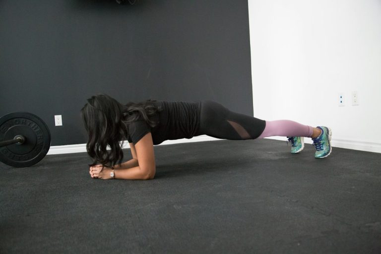 Exercices de gainage : femme en position de planche sur les avant-bras