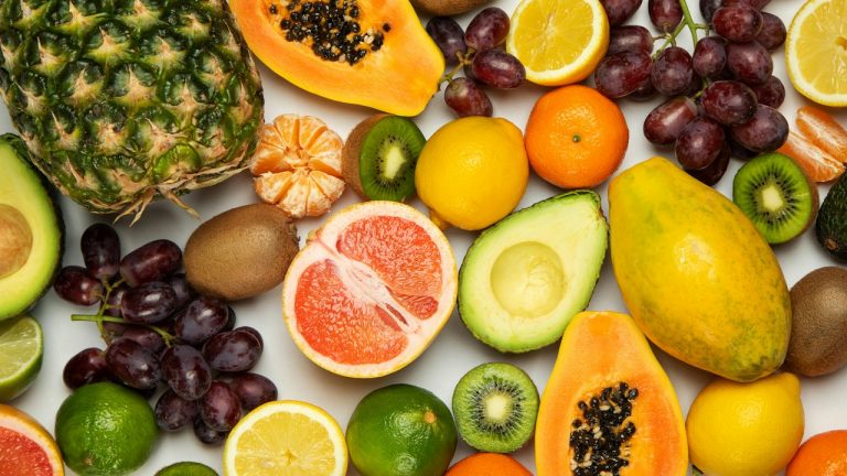 Aliments riches en vitamine C : fruits et légumes colorés (kiwi, agrumes, papaye, ananas)