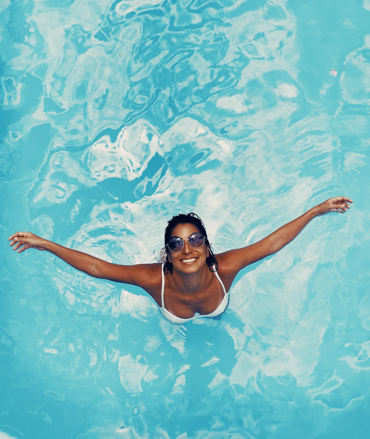 Aquagym bienfaits femme exercices dans une piscine