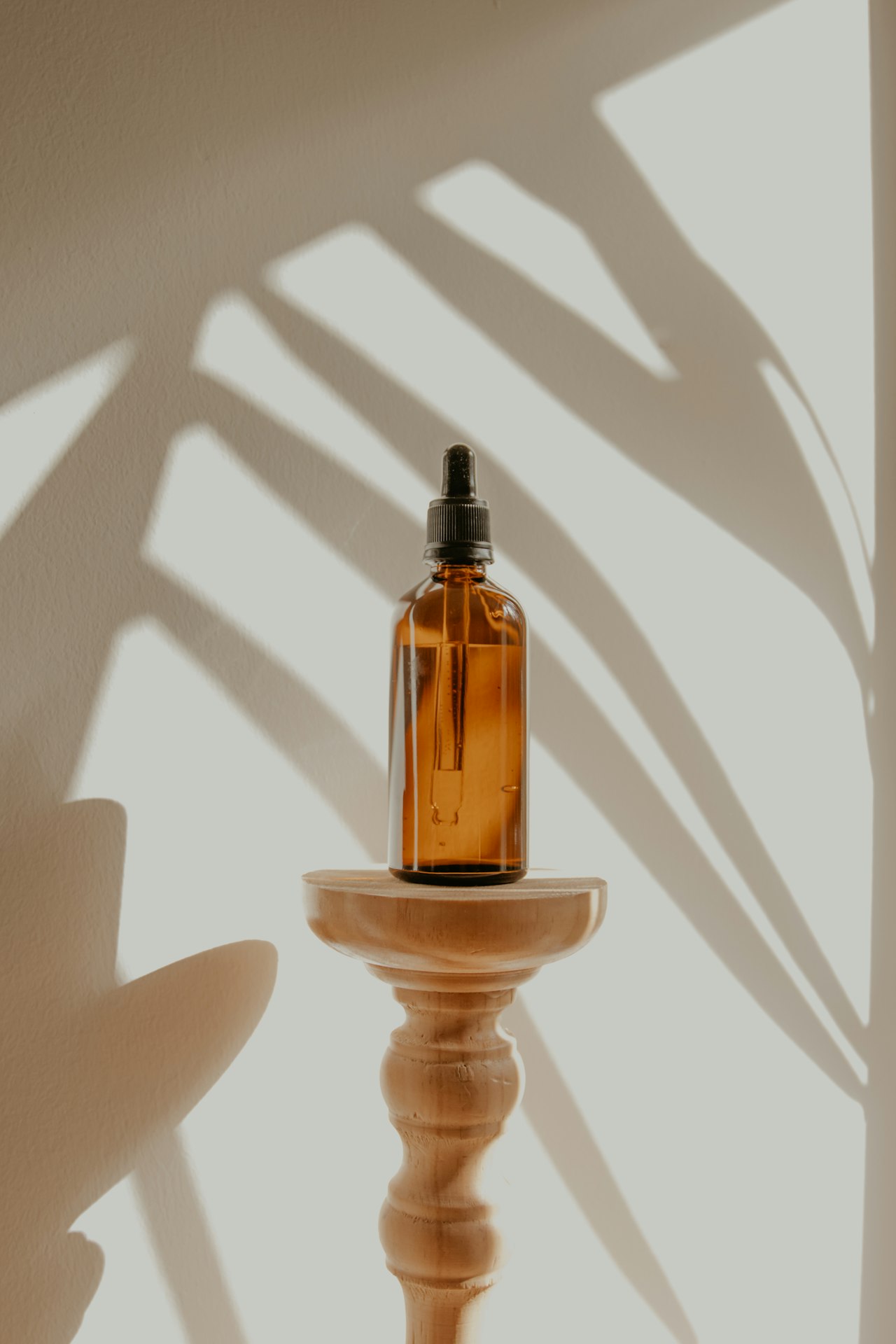 Sérum au bakuchiol dans un flacon compte-gouttes ambré — alternative naturelle au rétinol