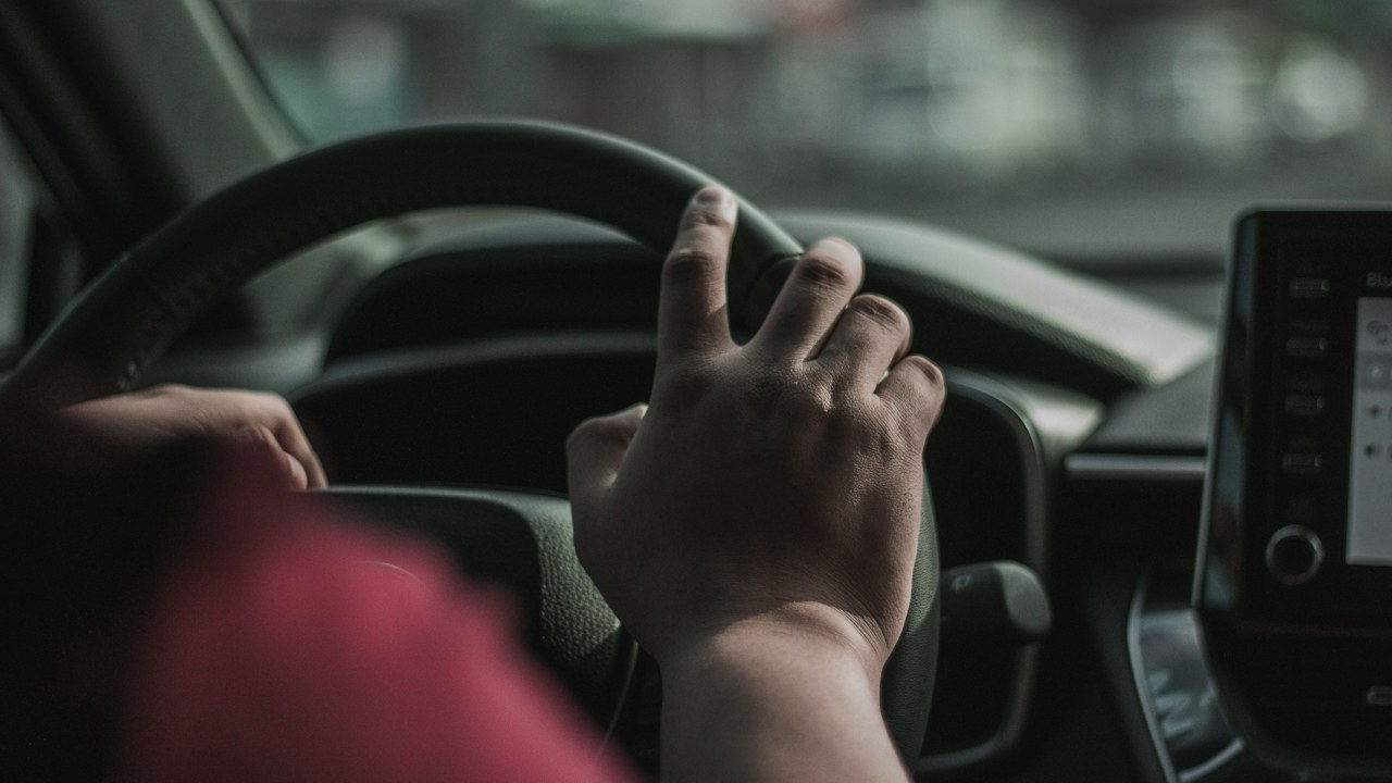 Mains sur le volant d'une voiture, conduite après consommation de CBD