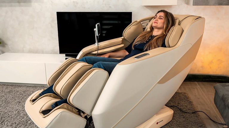 Femme détendue dans un fauteuil massant incliné en position zéro gravité, comparatif des fauteuils massants 2026