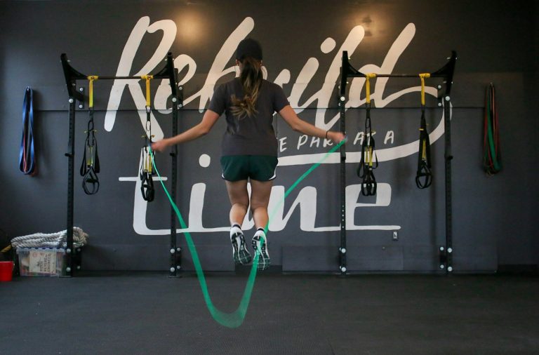 Femme qui saute à la corde – exercice cardio corde à sauter bienfaits