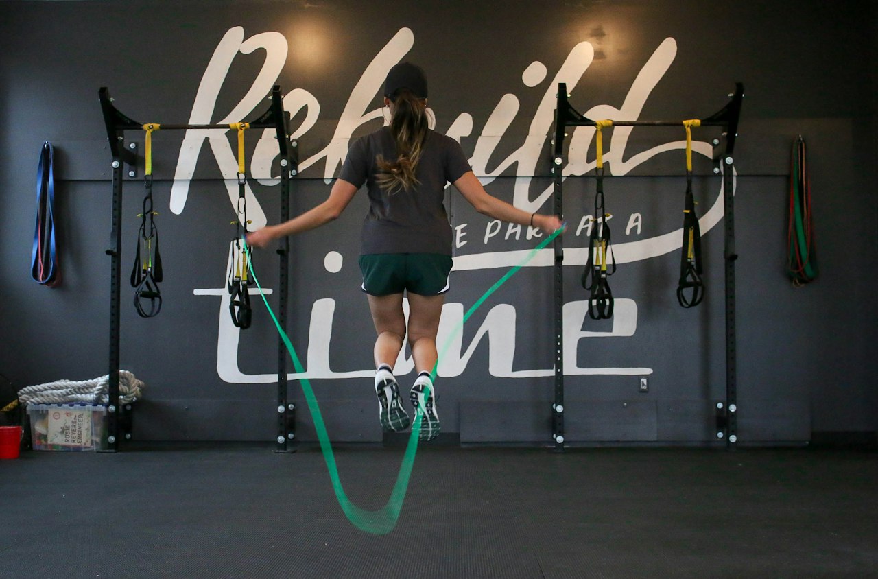 Femme qui saute à la corde – exercice cardio corde à sauter bienfaits