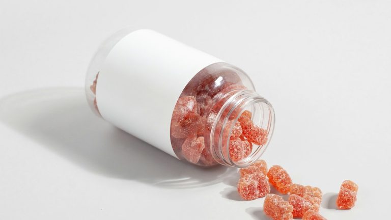 Gummies au CB2 qui s'échappent d'un pot de complément alimentaire