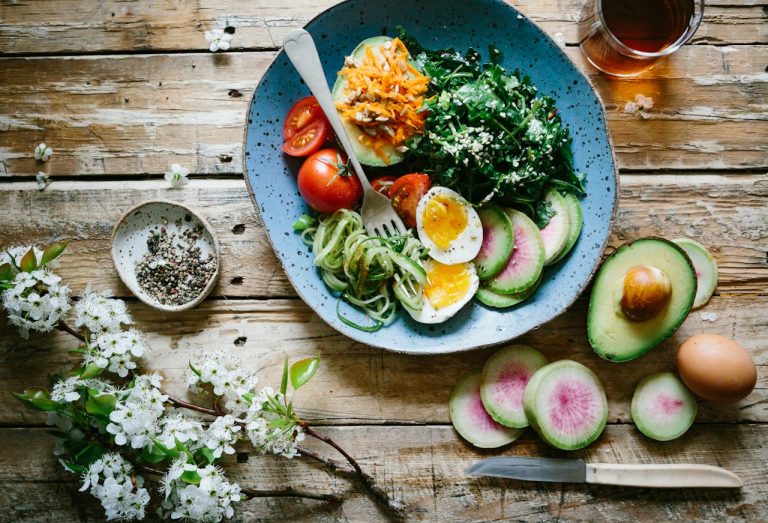 Jeûne intermittent : assiette de repas sain et équilibré avec œufs, avocat et légumes