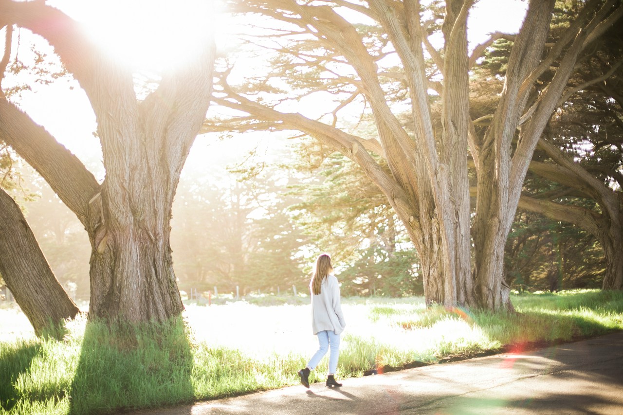 Femme pratiquant la marche nordique en pleine nature — bienfaits et technique