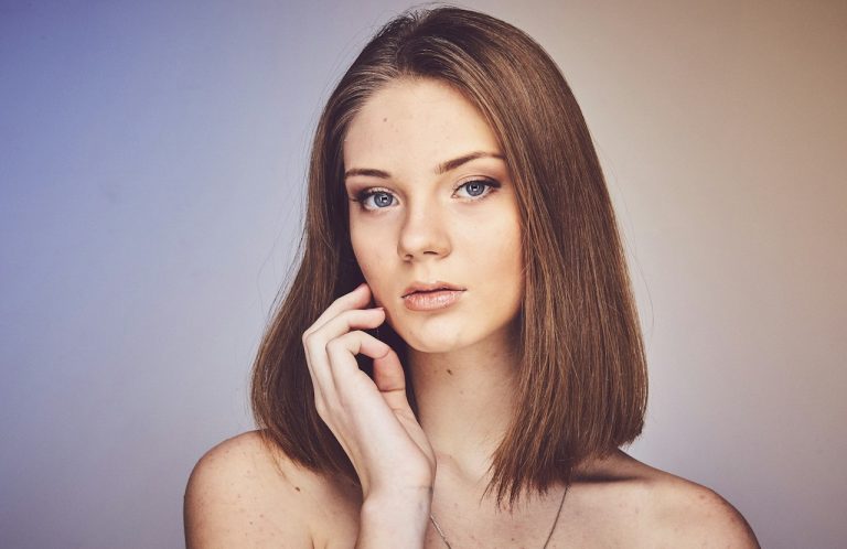 Femme avec une peau nette et éclatante grâce au niacinamide, actif cosmétique pour le visage