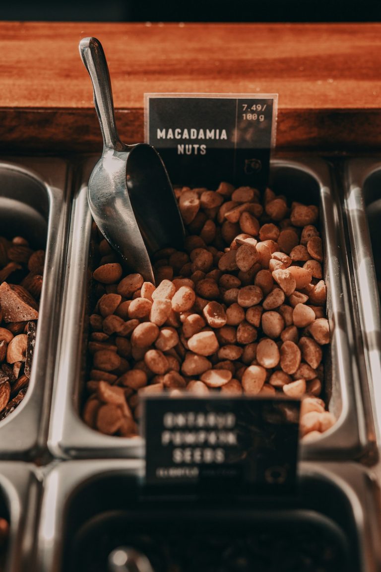 Noix de macadamia bienfaits et dangers — fruits à coque dans un présentoir