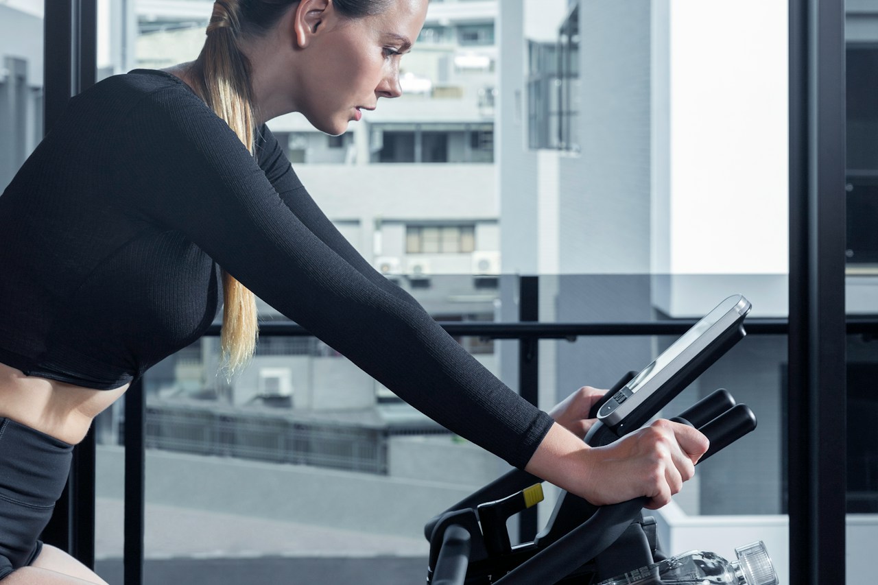Vélo d'appartement bienfaits femme entraînement cardio